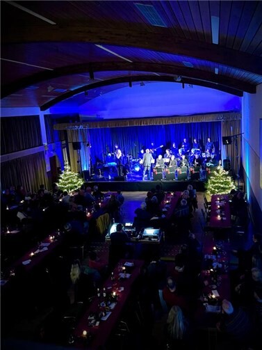 „Big Bandits – Colors of Christmas“ in der Hocheifelhalle Adenau.  Foto:privat