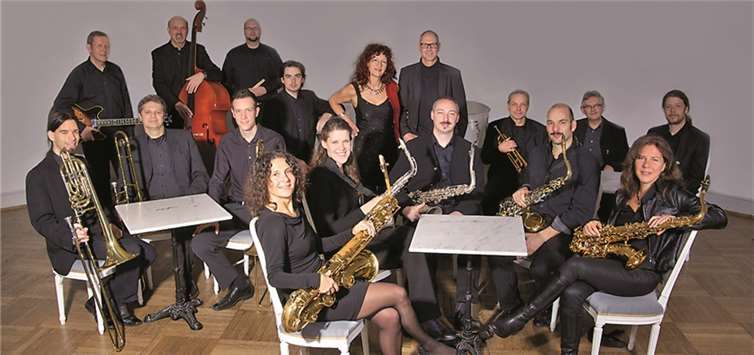 Bigband im Doppelpack. Swing&More begrüßen Salt peanuts. Privat