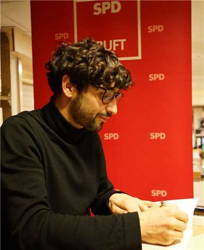 Bijan Kaffenberger liestFoto: privat