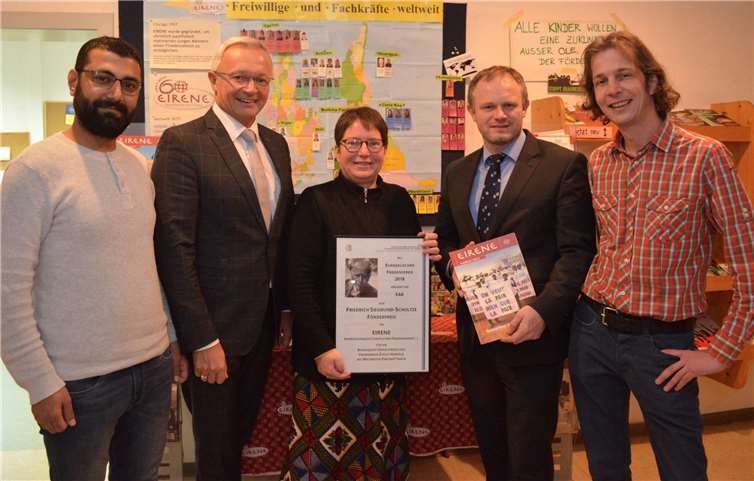 Bilal Al Masri, Landrat Achim Hallerbach, EIRENE-Geschäftsführerin Dr. Anthea Bethge, Oberbürgermeister Jan Einig und EIRENE-Pressesprecher Thorsten Klein tauschen sich über die wichtige Arbeit der EIRENE Friedensarbeit aus.Foto: privat