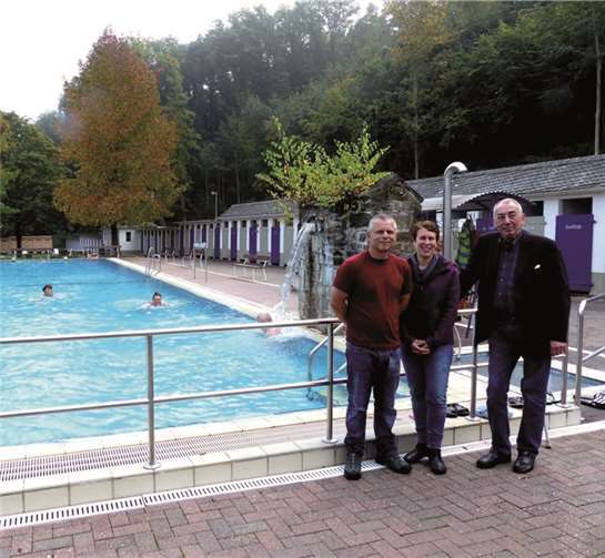 Bilanz zogen im Bad Bodendorfer Thermalfreibad Frank und Eva Riffel sowie Hans Diedenhofen. Foto WM