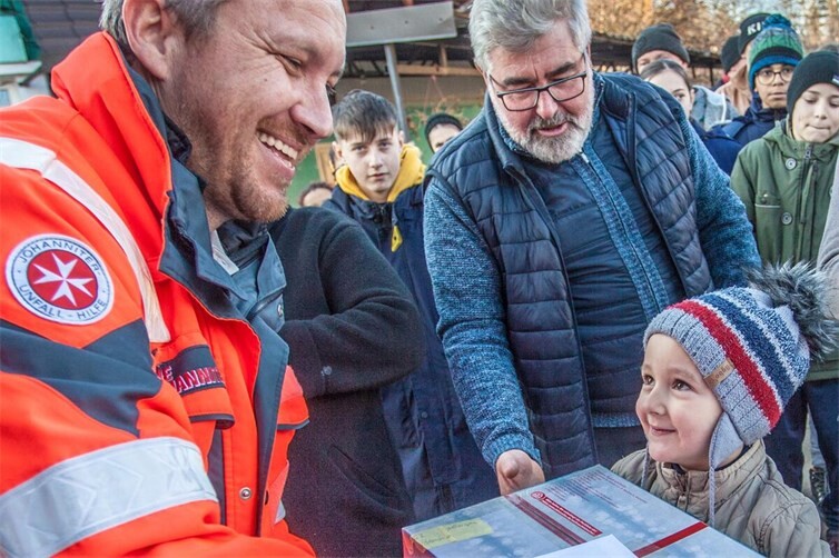 Bild 1 Vom 14. November bis 11. Dezember können Päckchen für den Johanniter-Weihnachtstrucker gepackt werden.