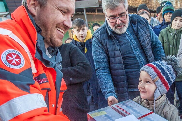 Bild 1 Vom 14. November bis 11. Dezember können Päckchen für den Johanniter-Weihnachtstrucker gepackt werden.