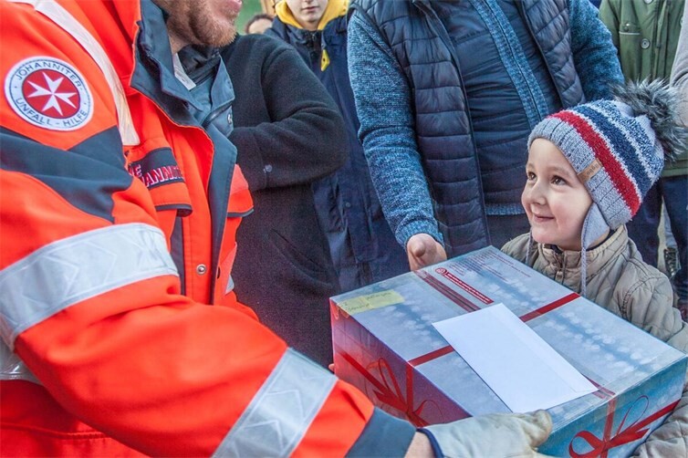 Bild 1 Vom 14. November bis 11. Dezember können Päckchen für den Johanniter-Weihnachtstrucker gepackt werden.