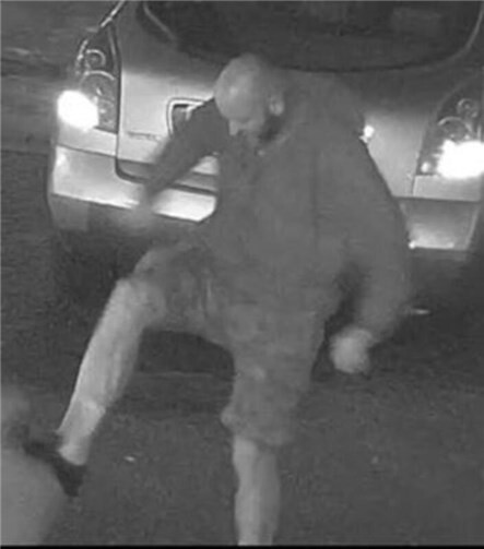 Fahndung nach brutalem Angriff vor einer Tankstelle 