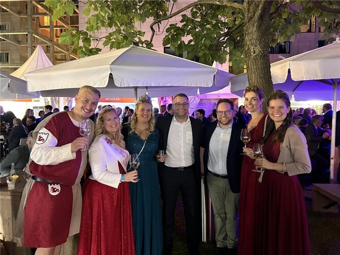 Abschied unter Kirschblüten: Kira I. beendet ihre Regentschaft 