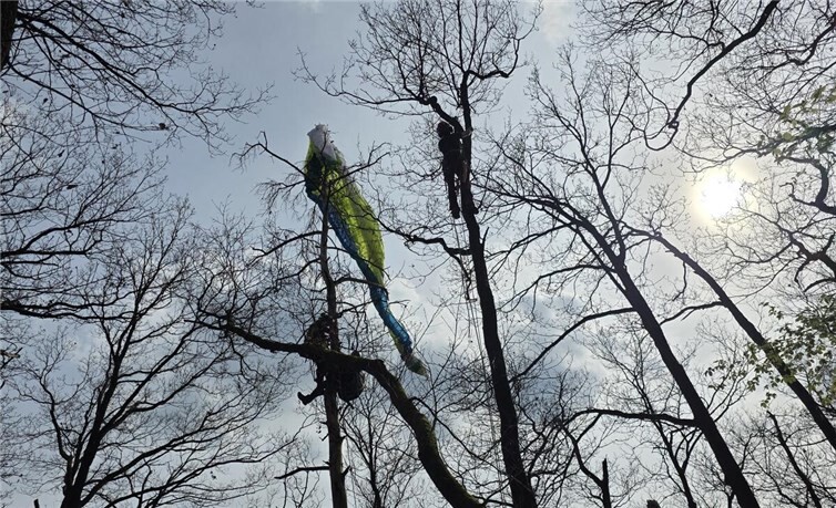 15.04.: Westerwald: Feuerwehr rettet Paraglider aus Baum  