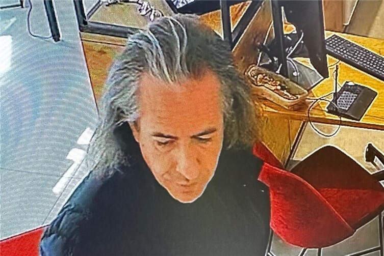 24.03.: Dreiste Diebe täuschen Kaufinteresse vor: Optikgeschäft in Straßenhaus bestohlen 