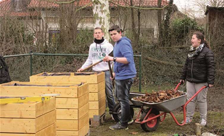 Das Wässern der Hochbeete steht nun im Vordergrund