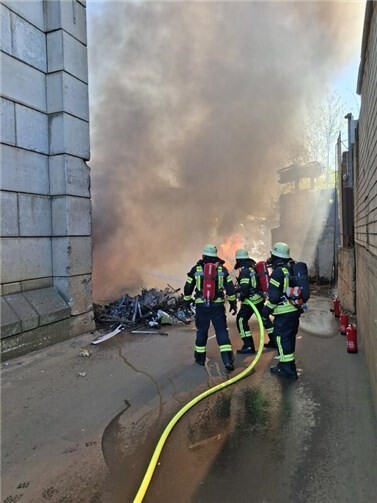 29.04.: Recyclingbetrieb in Flammen: 70 Einsatzkräfte bekämpfen Brand in Bonn 