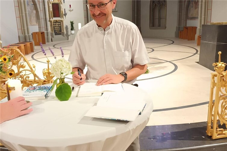Gelungene Buchvorstellung und Autorenlesung in St. Laurentius mit dem Buch ‚Aushalten‘