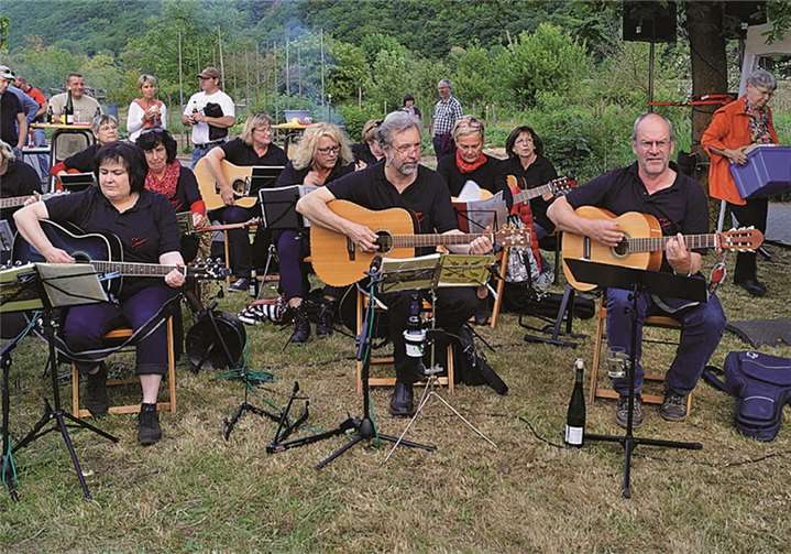 Singen am offenen Lagerfeuer