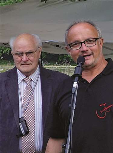 Singen am offenen Lagerfeuer 