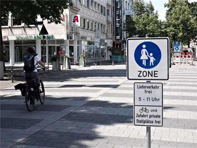 Neue Regelungen in der Schloßstraße: Mehr Raum für Fußgänger und Radfahrer 