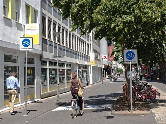 Neue Regelungen in der Schloßstraße: Mehr Raum für Fußgänger und Radfahrer 