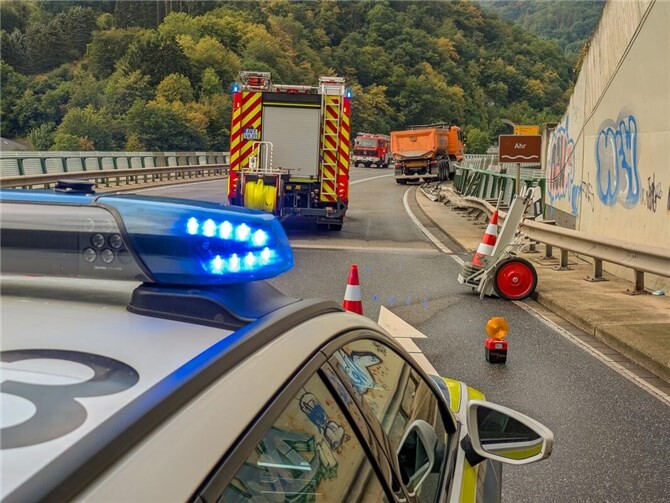 17.07.: Anspruchsvolle Bergung auf der als Hochbrücke verlaufenden B257 