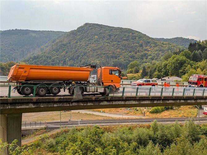 17.07.: Anspruchsvolle Bergung auf der als Hochbrücke verlaufenden B257 