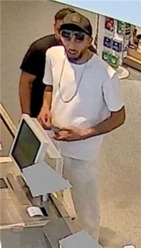 Foto-Fahndung: Zwei Männer nach Überfall auf Drogerie gesucht 