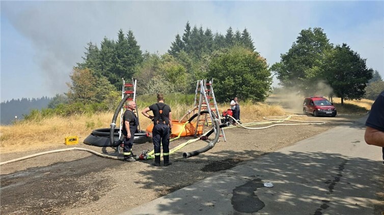 14.08.: Starke Rauchentwicklung: Waldbrand wütet zwischen Langenfeld und Langscheid 