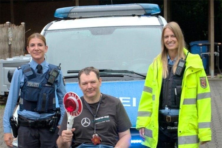 Ein Streifenwagen voller Freude