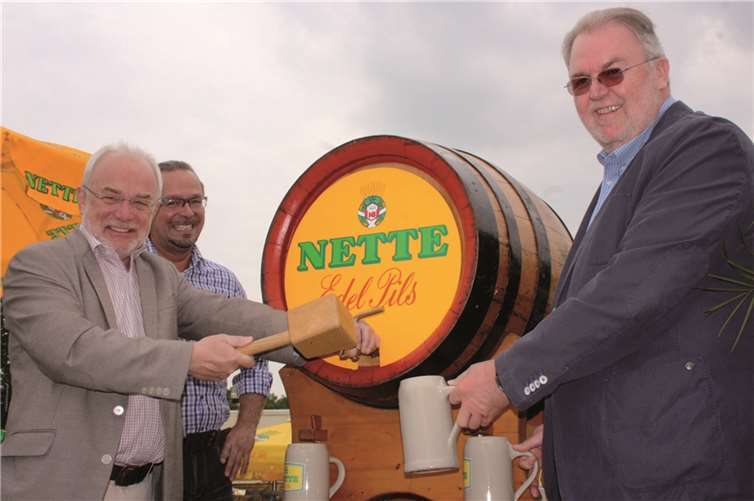 Fassanstich zur Heddesdorfer Pfingstkirmesplatzeröffnung