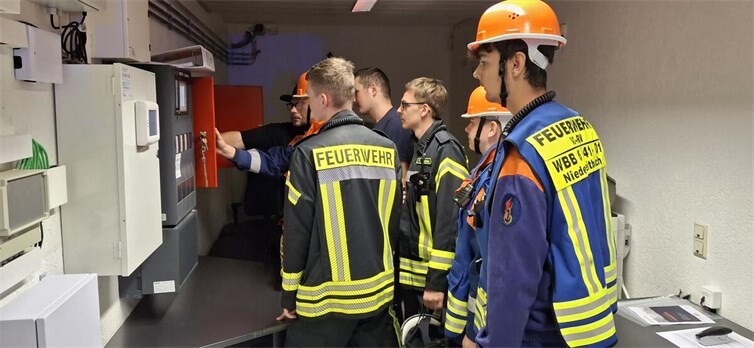 Jugendfeuerwehren absolvieren erfolgreichen Berufsfeuerwehrtag 