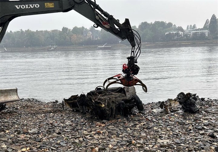 Rätsel um geborgenes Autowrack im Rhein: Polizei untersucht menschliche Knochen 