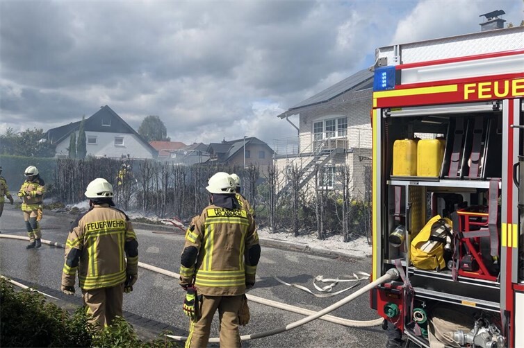 04.09.: Heckenbrand in Windhagen – Feuerwehr verhindert Brandkatastrophe