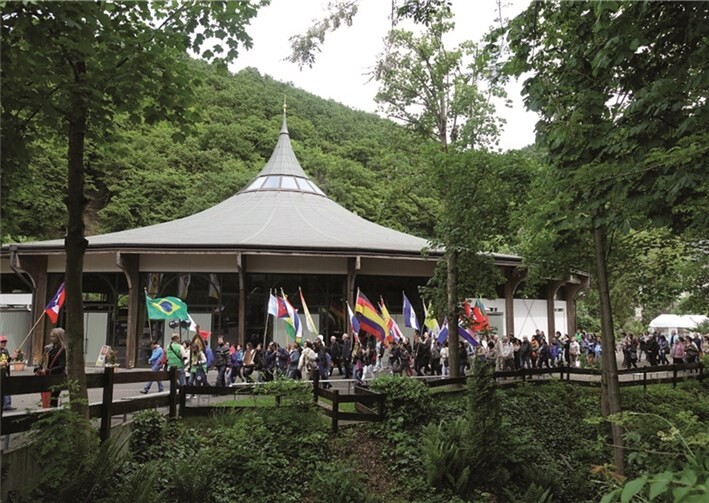 Menschen aus mehr als 20 Nationen beim Urheiligtum 