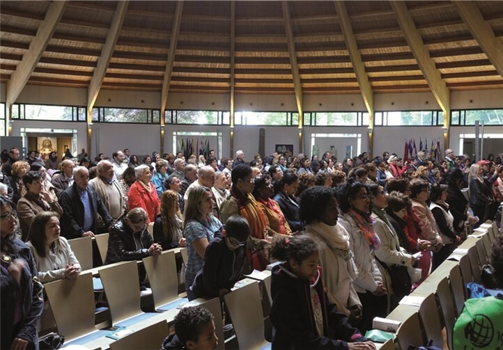 Menschen aus mehr als 20 Nationen beim Urheiligtum 