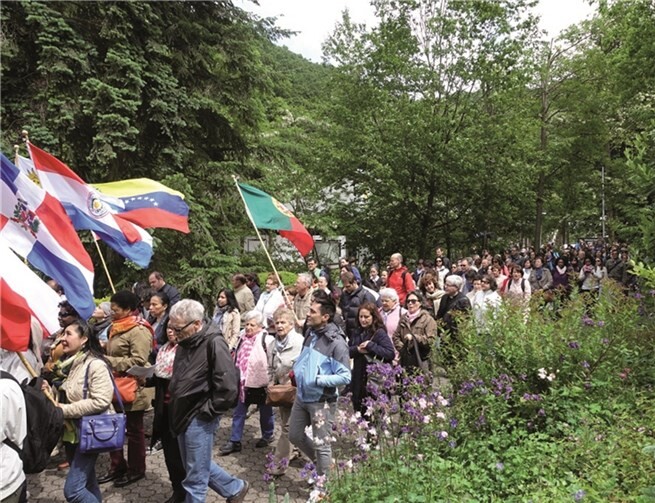 Menschen aus mehr als 20 Nationen beim Urheiligtum 