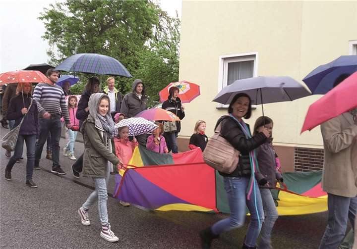 Gute Stimmung bei regnerischem Kirmesumzug 
