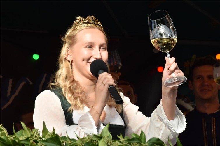 Antonia Boden zur neuen Weinkönigin in Leutesdorf gekrönt