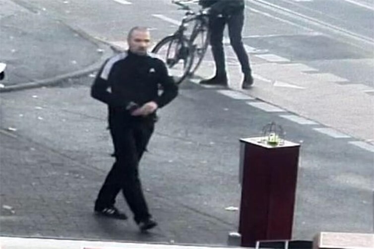 Fahndung in Köln: Brutaler Angriff an Haltestelle 