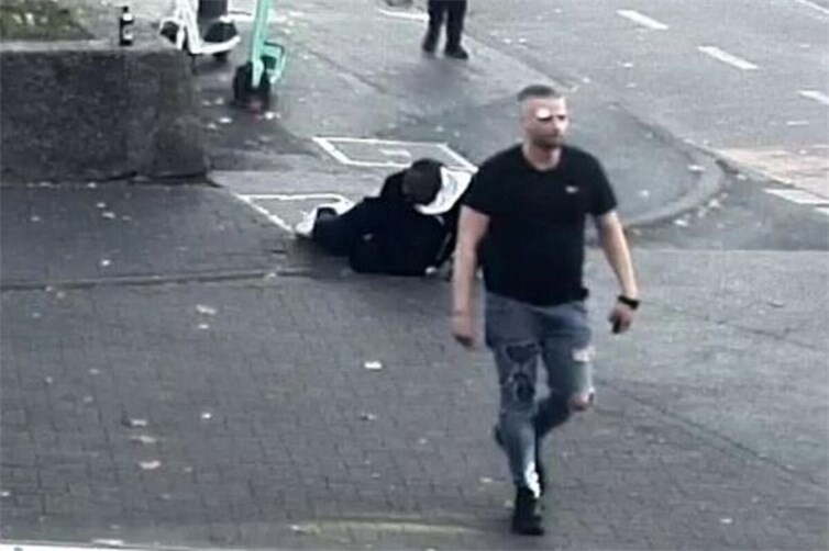 Fahndung in Köln: Brutaler Angriff an Haltestelle 
