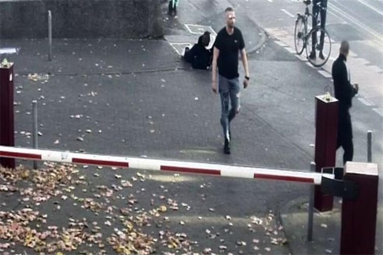 Fahndung in Köln: Brutaler Angriff an Haltestelle 