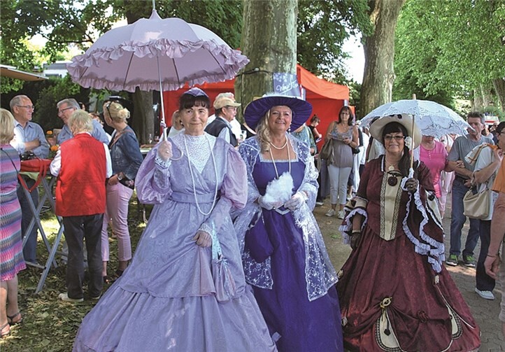 Eine charmante Kaiserin feierte mit ihren Untertanen Eine charmante Kaiserin feierte mit ihren Untertanen