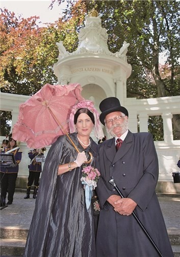 Eine charmante Kaiserin feierte mit ihren Untertanen Eine charmante Kaiserin feierte mit ihren Untertanen