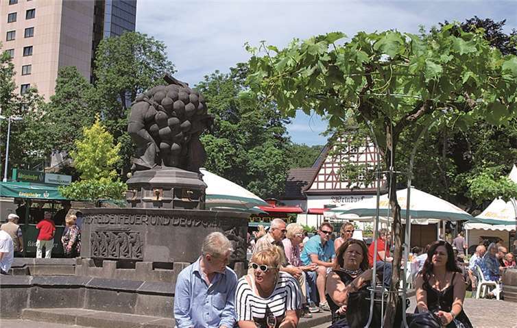 Eine charmante Kaiserin feierte mit ihren Untertanen Eine charmante Kaiserin feierte mit ihren Untertanen