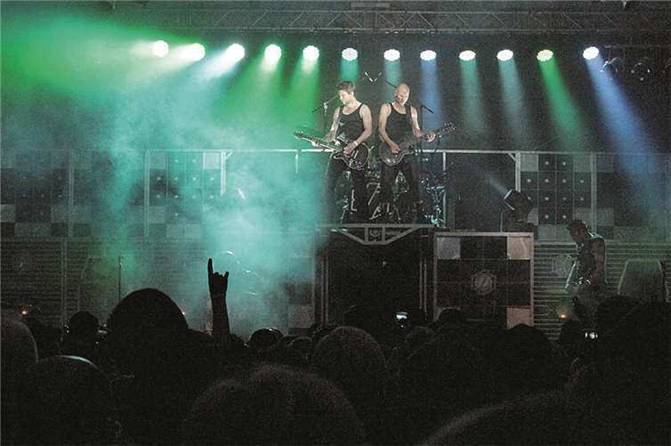 1.400 Fans ließen es auf dem Burgplatz richtig krachen 