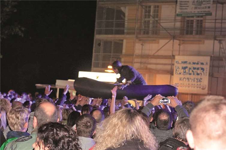 1.400 Fans ließen es auf dem Burgplatz richtig krachen 