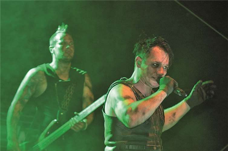 1.400 Fans ließen es auf dem Burgplatz richtig krachen 