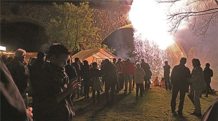 Mittsommernachtsfest mit feurigem Spektaktel 