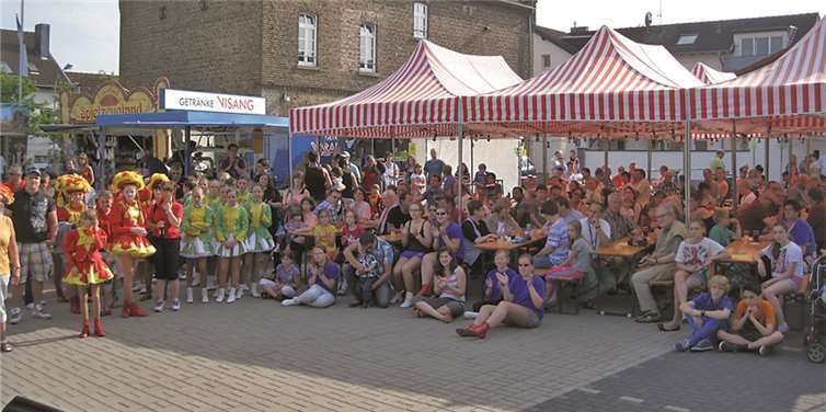 Buntes Kirmestreiben auf dem Dorfplatz 