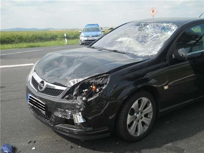  Motorradfahrer klaute Autofahrerin die Vorfahrt 