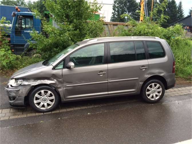 Auf nasser Fahrbahn ins Schleudern gekommen 