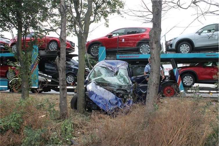 Gegen Autotransporter geprallt 