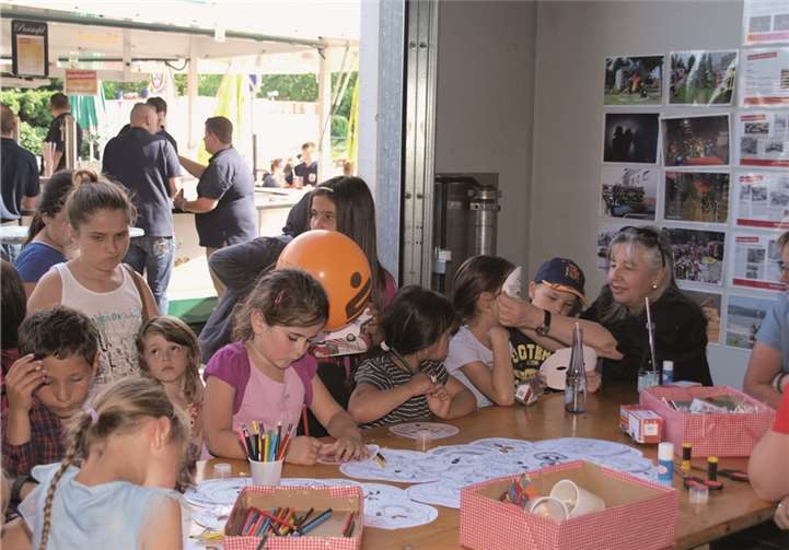 Kleine Feuerwehrmänner ließen Sirene und Blaulicht ertönen 
