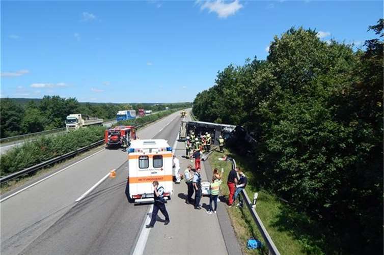 Lkw kam ins Schleudern und kippte um 