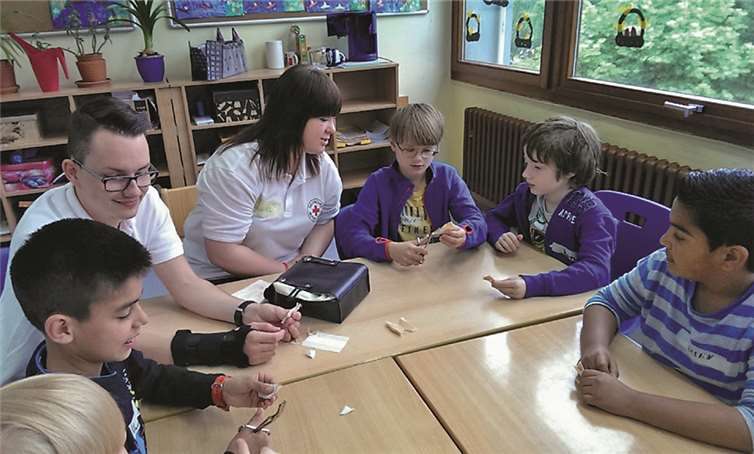 Erste-Hilfe-Training der 4. Klassen 